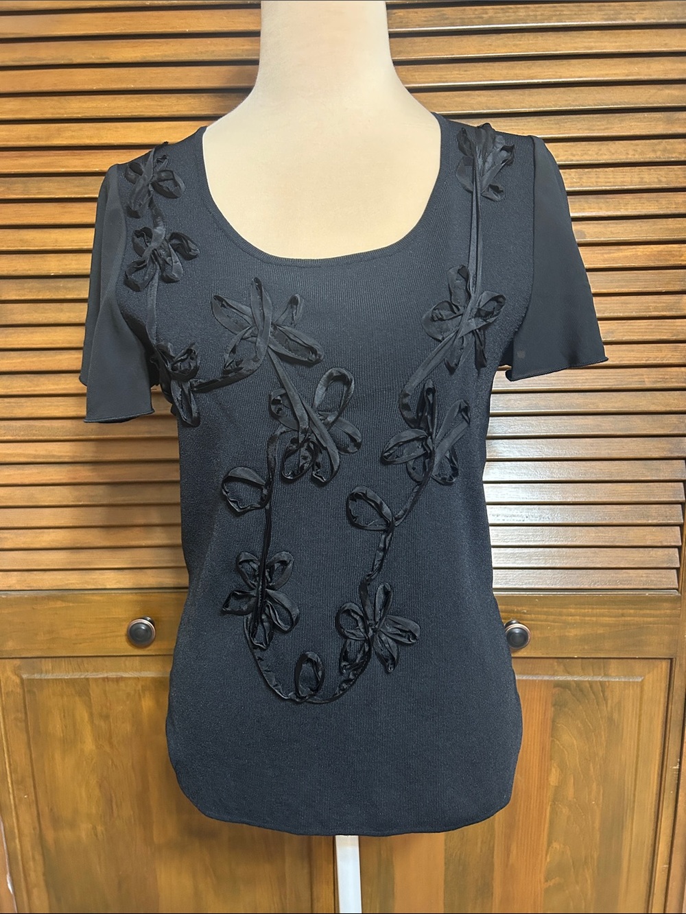 Cable & Guage Black Short Flutter Sleeve Ribbon Floral & Vine Appliques Size PM